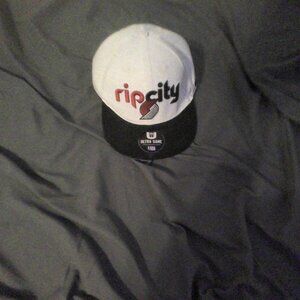 White Portland trail blazers rip city flat cap